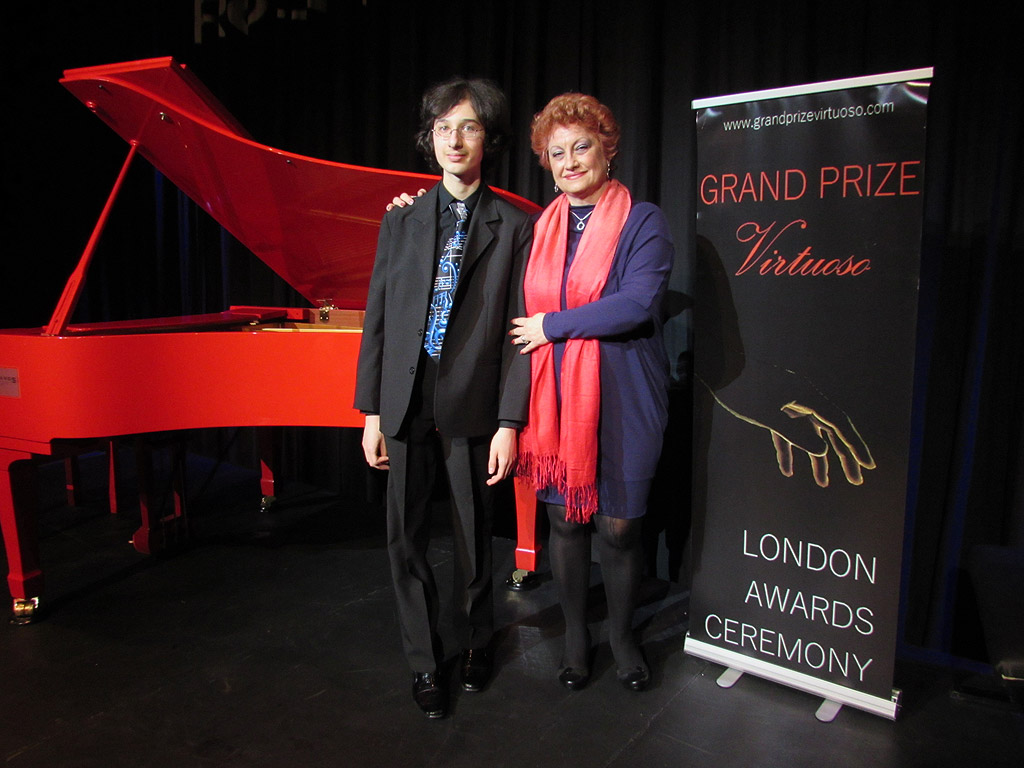 13-годишният русенски пианист Николай Димитров имаше уникалния шанс да свири на червения роял на сър Елтън Джон, който бе изваден на камерната сцена на световноизвестната зала "Роял Албърт Хол" в Лондон. Българският талант изпълни Импромптю на Шопен в гала концерта по награждаването на лауреатите от Международния конкурс по пиано "Гранд Прайз Виртуозо" в Лондон.