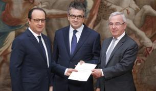 Френският президент Франсоа Оланд (л) с двамата съавтори на законопроекта –  Жан Леонети (д) и Ален Клаейс