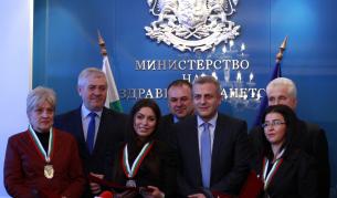 . Министър Москов награди д-р Филиз Абидин, Гюлай Хамид и Дафинка Сейменова за оказаната от тях спешна помощ на лица от бедстващите райони