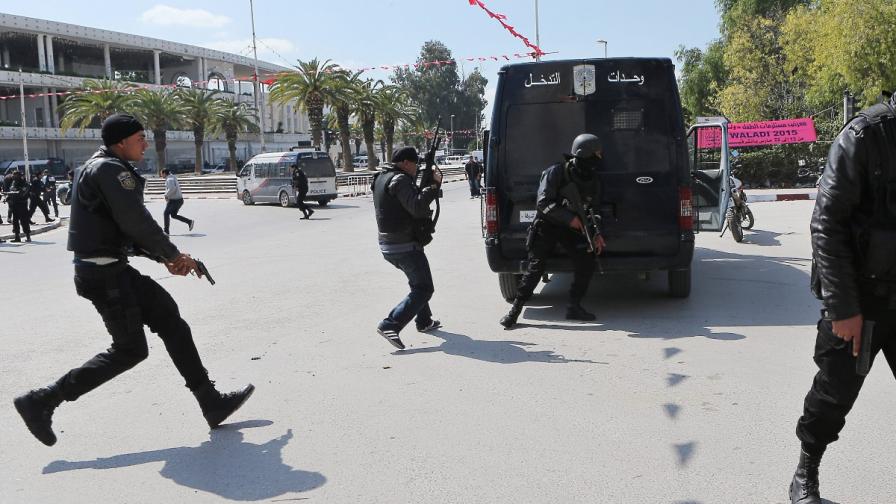Въоръжени мъже убиха 19 души в музей в Тунис