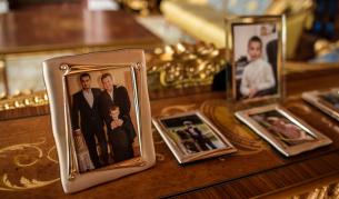 Семейни портрети на семейството на Янукович от вилата в Межигиря, край Киев