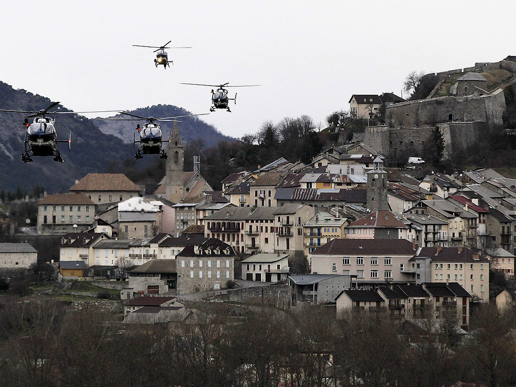 Хеликоптери на френските жандармеристи и аварийни служби летят над Seyne le Alpes, те се възобновили полетите за откриване и събиране на останките на Еърбъс А 320, който се разби предишния ден в Алпите (Франция)
