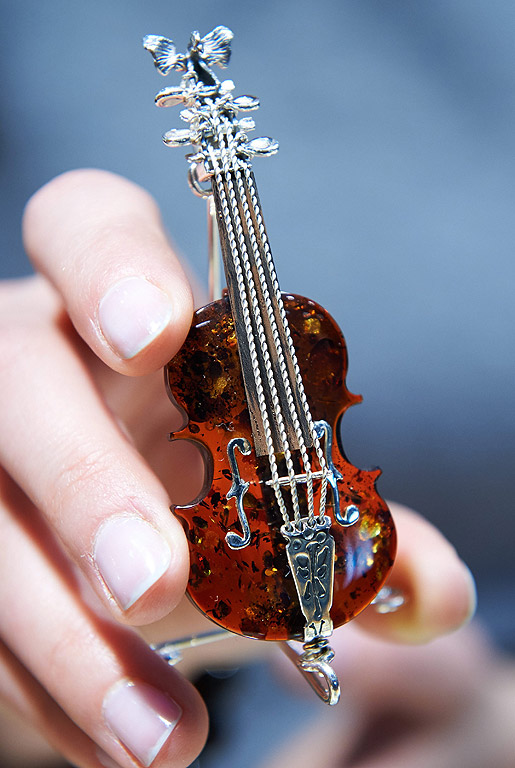 Цигулка е изложена на 22-ия Международен панаир на Кехлибара, бижута и скъпоценни камъни "Amberif 2014" в Гданск, Полша. Повече от 480 международни изложители както и търговски посетители от над 50 страни представят своите продукти по време на панаира, който е от 15 до 28 март