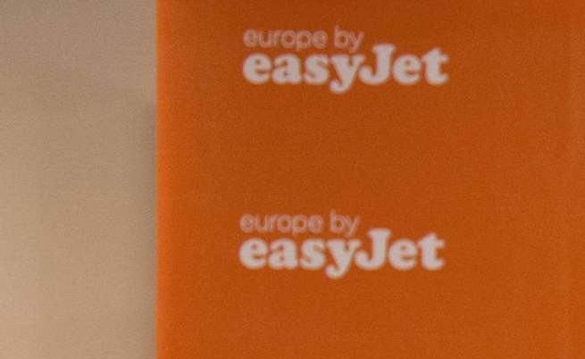 EasyJet въвежда задължително присъствие на двама в кабината