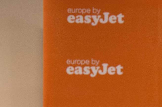 EasyJet въвежда задължително присъствие на двама в кабината