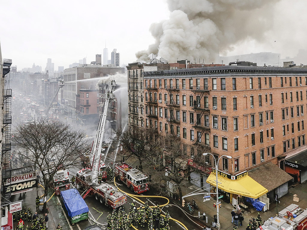 Пететажна сграда в нюйоркския квартал „Ийст вилидж“ в Манхатан рухна след експлозия и пожар. Частично съборена е втора сграда. Общо пострадали са четири постройки. При тежкия инцидент са ранени 12 души, четирима от които са в критично състояние, заявиха властите