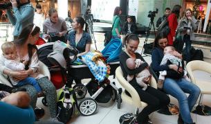 Флашмобът в подкрепа на Деница и кърменето