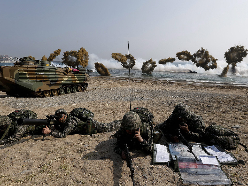 Американски и южнокорейски морски пехотинци участват в годишните маневри Амфибия срещу евентуална атака от Северна Корея, в Поханг на 360 км югоизточно от Сеул, Южна Корея.