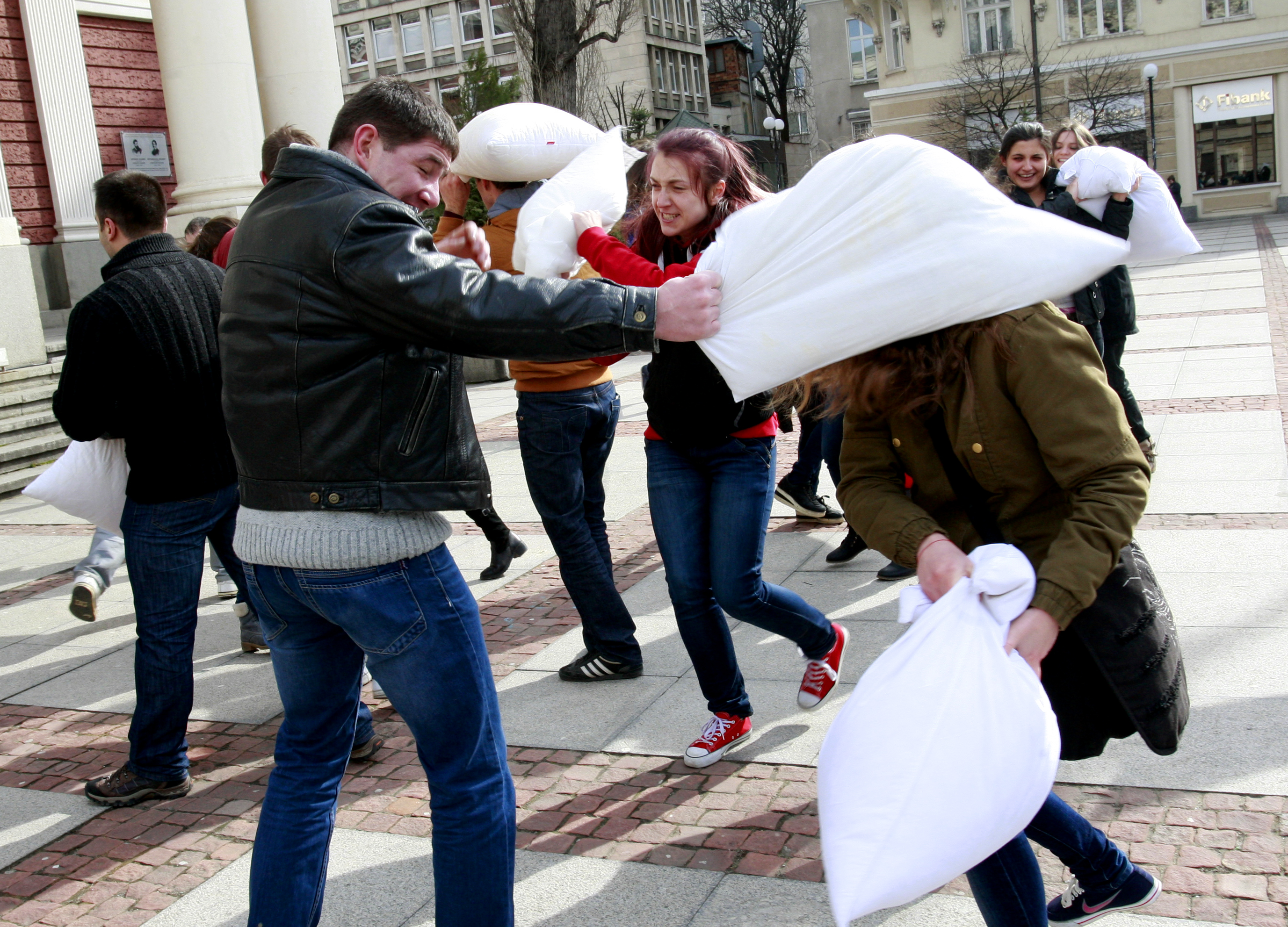 Масов бой с възглавници в София