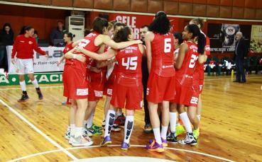 Нефтохимик на победа от финал при дамите