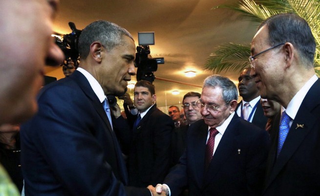 Барак Обама и Раул Кастро стиснаха ръце в Панама