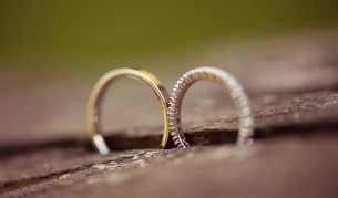 Акробати се ожениха върху въже във въздуха