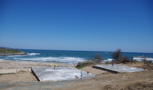 Бетонните плочи на плажа на къмпинг Юг