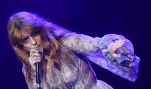 Флорънс Уелч счупи крака си на сцената от скачане (видео)