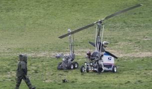 Мини хеликоптерът бе проверен за взривни устройства от робот и сапьори