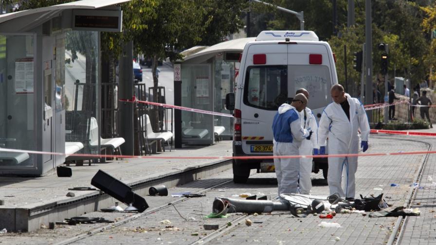 При подобен инцидент на 5 ноември 2014 г. кола се вряза в група хора на малка трамвайна спирка в Източен Йерусалим и рани най-малко 10 души