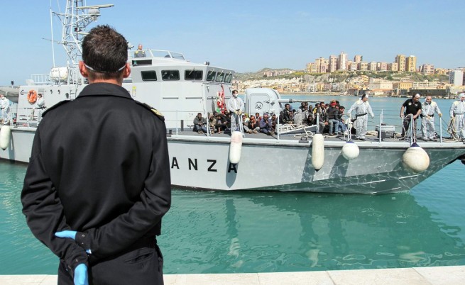 Мигранти са били убити в религиозен сблъсък на лодка за Италия
