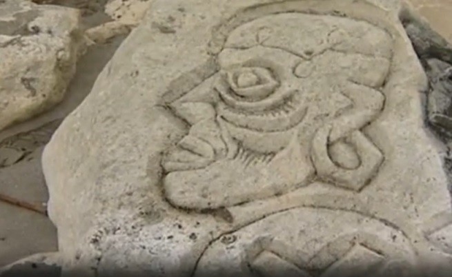 Скулптор твори фигури по камъните на плажа в Балчик