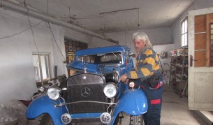 Мерцедес от 1927 г. още вози абитуриенти в Русе