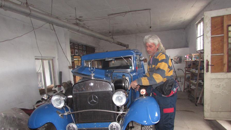 Мерцедес от 1927 г. още вози абитуриенти в Русе