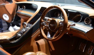 Саудитски принц раздава бентлита на военни пилоти