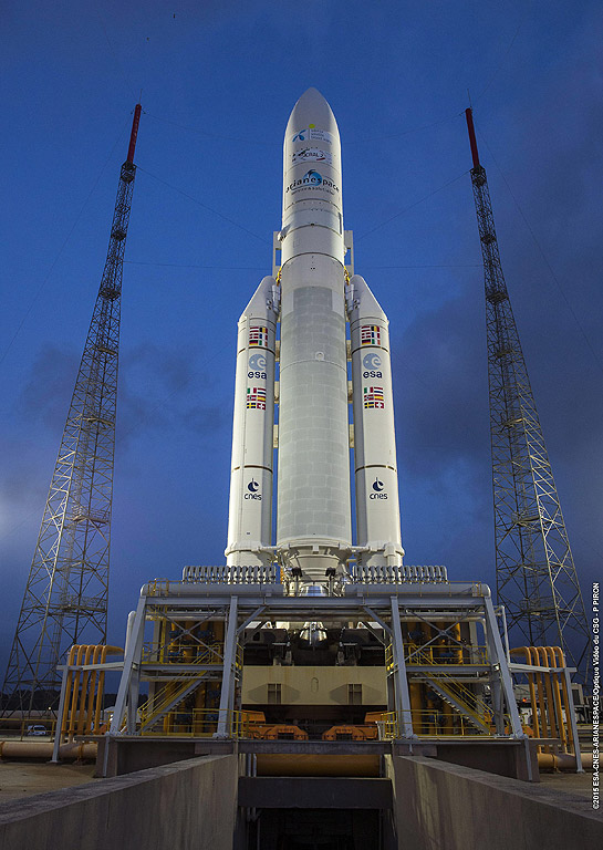 Снимка предоставена от Френската космическа агенция (CNES) показва Ariane 5 ECA VA222 на ракетната площадка в космическия център Гвиана (CSG), Френска Гвиана. Ariane 5 ECA VA222 е планирана да излети на 24 април 2015 16:38 местно време (21:38 CET) и ще изведе в орбита спътника THOR 7 и SICRAL 2.