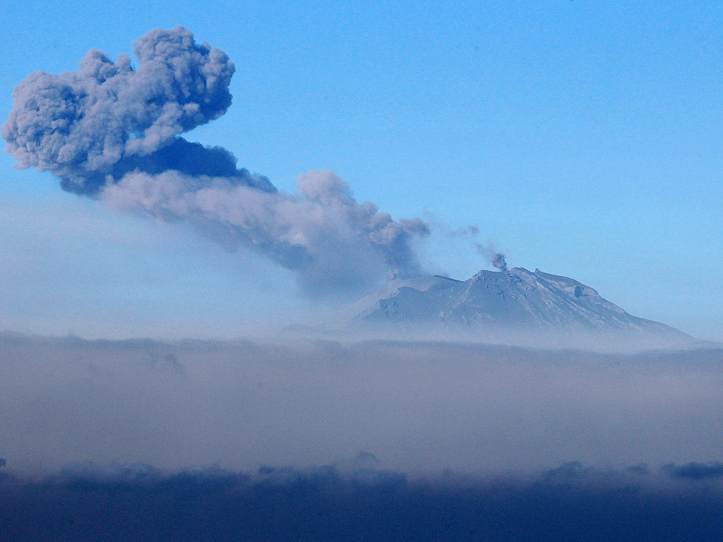 Южният чилийски вулкан Калбуко застла огромни площи с 210 милиона кубически метра пепел. Местните служби трябваше да изгребват пепелта от пътищата, за да ги направят проходими. Над 6500 души бяха евакуирани заради вулканичната активност. Заради пепелта животновъдите започнаха да внасят храна за тревопасните животни от други райони. Зоната на възможното разпространение на частиците във високите слоеве на атмосферата, което създаде проблеми на авиацията, свърза Тихия с Атлантическия океан.