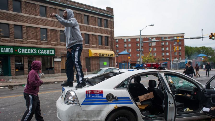 Безредици в Балтимор, въведоха полицейски час
