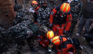 Непал: Намериха жив мъж под руините 80 ч. след труса