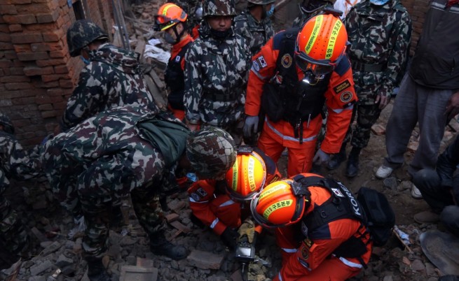Непал: Намериха жив мъж под руините 80 ч. след земетресението