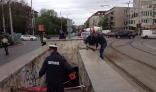 Бетонни плочи от подлез паднаха върху мъж в София