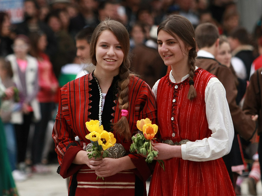 Копривщица събра хиляди хора, за да им разкаже за онези времена на патриотизъм, въжделения и стремежи, витаели във въздуха през бунтовната пролет на 1876 година. Копривщица - успяла да съхрани в своите камини малко от огнения плам на Бенковски и Каблешков, в планинския си повей всеотдайността на ръцете везали бунтовни знамена, в своите дворове смелостта на момчетата тайно подготвяли един смел бунт.