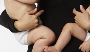 майка близнаци деца дете бебе