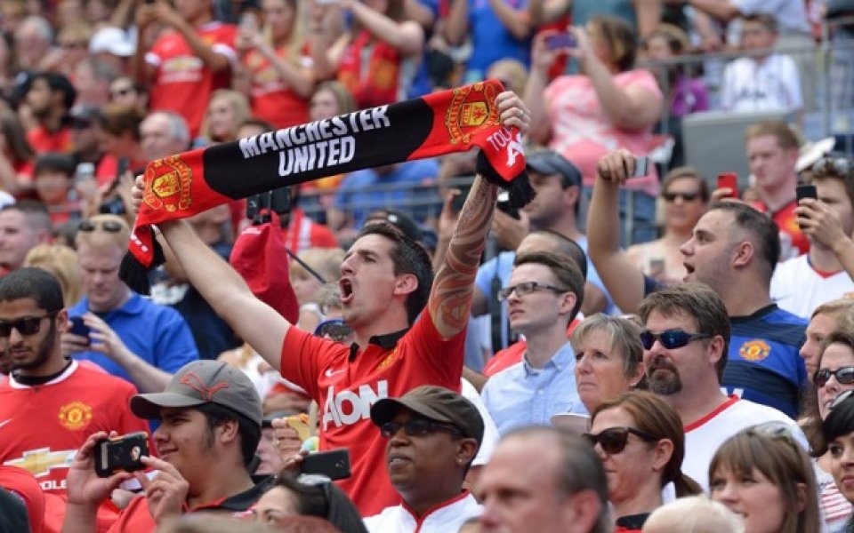 Феновете на Юнайтед скандализираха с поведението си на „Анфийлд“