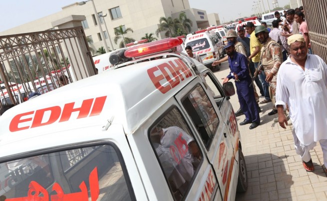 Линейка превозва тела на жертвите от стреклбата по шиитски автобус в Карачи