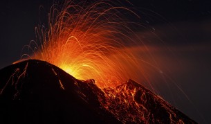 Вуканът Етна изригва