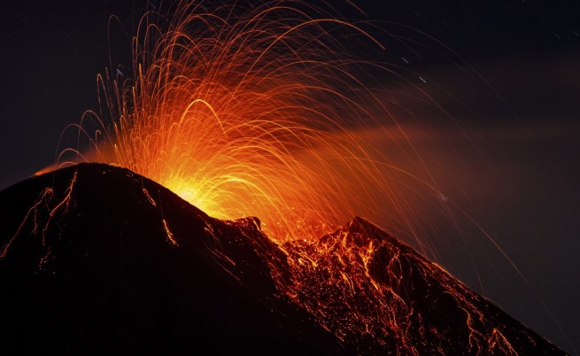 Най-големият вулкан в Европа предложи нощно шоу