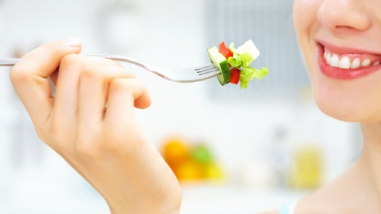 маруля вилица хапка зеленчуци жена лице диета хранене