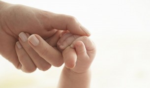 Новородено, изтървано от майка си - с опасност за живота