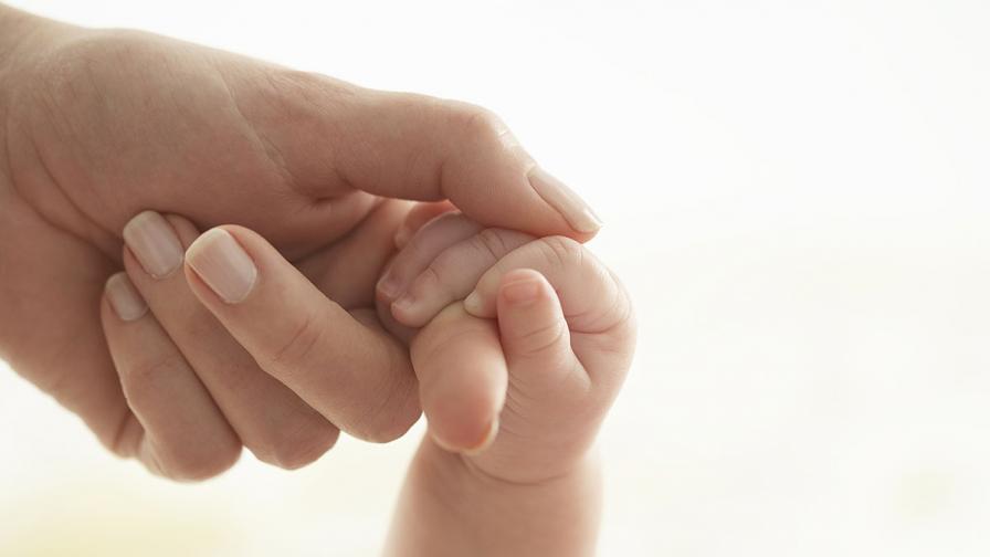В Австралия: Съд се опита да забрани на майка с татуси да кърми
