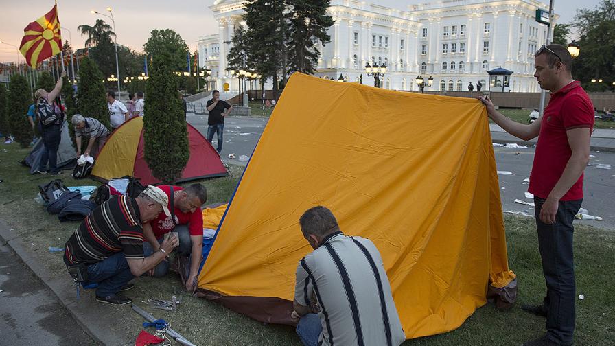 В Скопие започна изграждането на палатков лагер