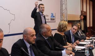 Мъжът, който успя да достигне зад гърба на премиера въпреки охраната