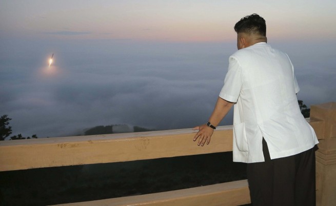 Ким Чен-ун наблюдава изстрелването на ракетата