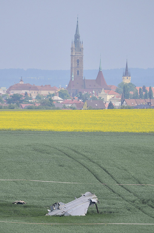 Части от останките на JAS-39 Gripen боен самолет от унгарската армия лежат на поле близо до град Часлав, източна Чехия. Самолетът се разби по време на тренировка И двата пилота са оцелели с помощта на своите катапулти