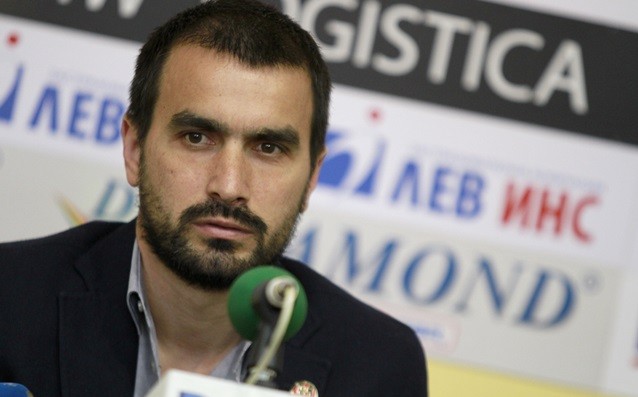 Спортният директор на Септември Кристиян Добрев изригна срещу шефа на