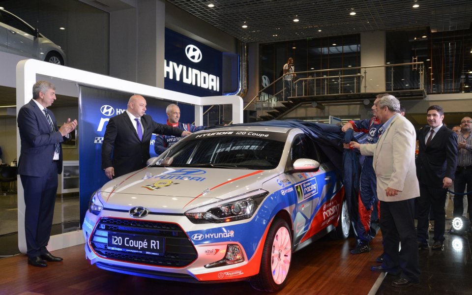 Министър Кралев представи състезателния Hyundai i20 Coupe R1