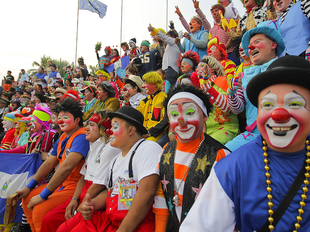 Клоуни участват в парад в Сан Салвадор, Салвадо.