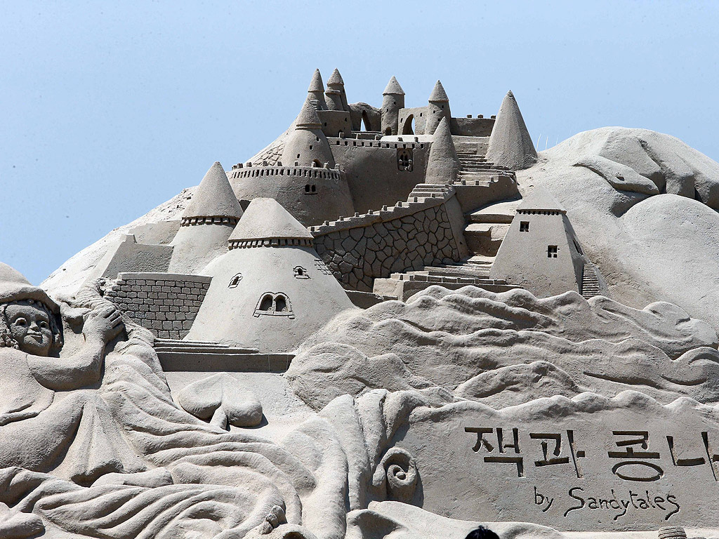 Пясъчна скулптура на замък от приказките "Джак и бобеното стъбло" в югоизточния град Бусан, Южна Корея. Подобни скулптури с участието на сцени от приказки като Пинокио, Питър Пан и Магьосникът от Оз ще да бъдат изложени в продължение на четири-дневен фестивал от 29 май на пясъчните скулптори от пет страни - Южна Корея, Канада, Италия, Холандия и САЩ