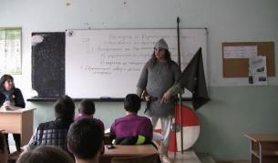 Младият учител по биология в професионалната гимназия "Арх. Камен Петков" в Пловдив - Петър Гюдженов - се появява пред учениците от 8. клас във вид на викинг по покана на колегата му по история