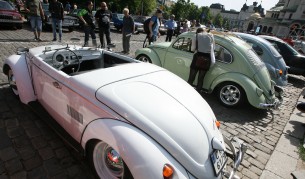 Ретро кола, карана от Брус Уилис, на парада в София